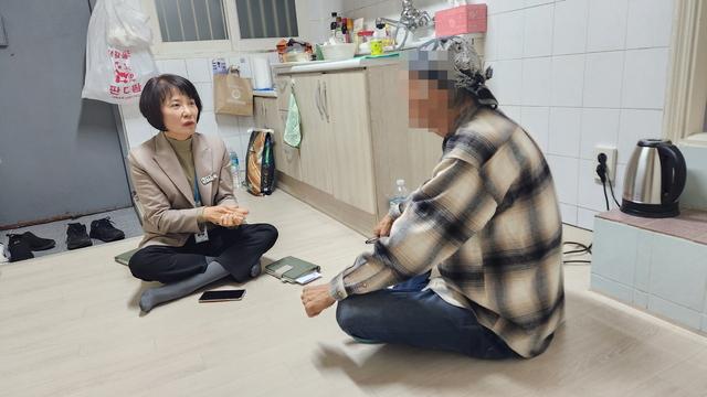 NSP통신-허순옥 베테랑팀장이 조모씨와 이야기를 나누고 있다. (사진 = 수원시)