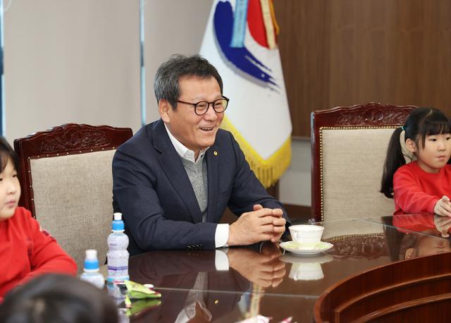 NSP통신-김홍규 강릉시장이 올해 대폭 확대된 육아지원 정책을 추진하고 돌봄 인프라 구축에 박차를 가한다. (사진 = 강릉시)