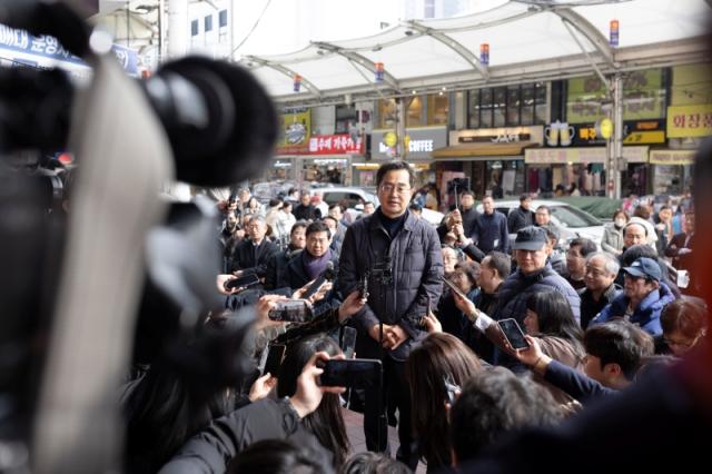 NSP통신-27일 오후 대구광역시 대구 서문시장을 찾은 김동연 경기도지사가 기자들과 백브리핑을 하고 있다. (사진 = 경기도)