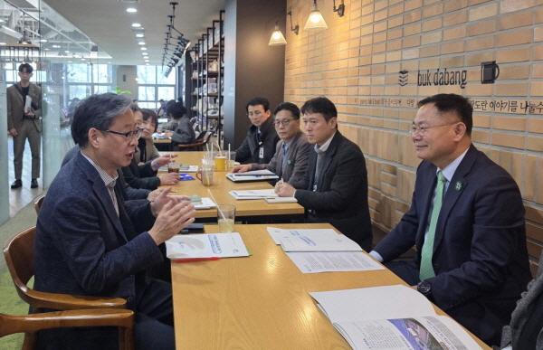 NSP통신-김재욱 칠곡군수는 이상승 칠곡군의회 의장과 함께 27일 경상북도청 10개 부서를 방문해 국·도비 지원을 건의했다. (사진 = 칠곡군)