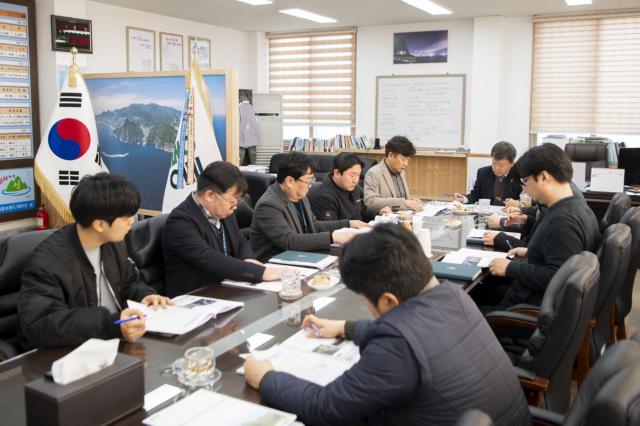 NSP통신-울릉군청 회의실에서 남한권 울릉군수 주재하에 각 과 과장들이 내년도 사업 현안을 보고하고 있다. (사진 = 울릉군청 제공)