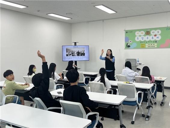 NSP통신-28일 국가보훈부의 2025년 보훈해봄 공모사업 운영기관으로 선정된 포일청소년문화의집 프로그램 모습. (사진 = 의왕시)