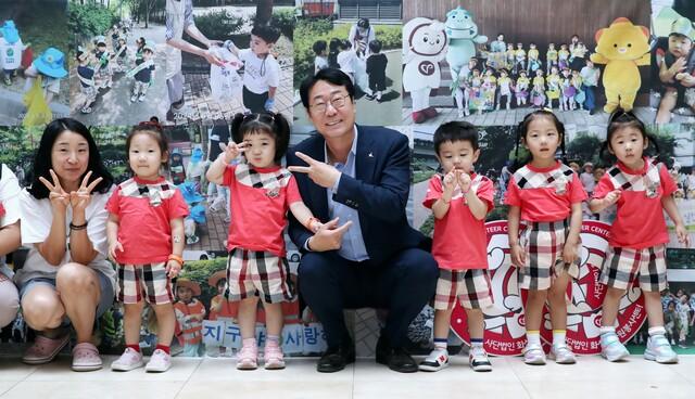 NSP통신-정명근 화성시장(가운데)이 어린이들과 기념촬영을 하고 있다. (사진 = 화성시)