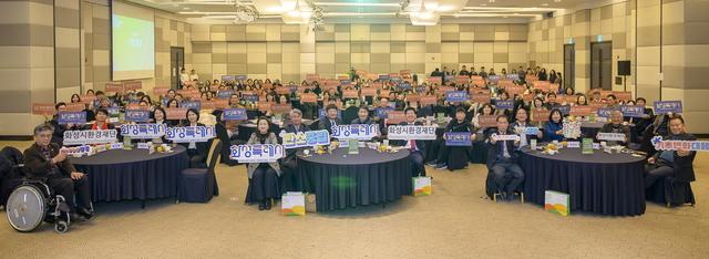 NSP통신-27일 환경 포럼 참석자들이 기념촬영을 하는 모습. (사진 = 화성시)