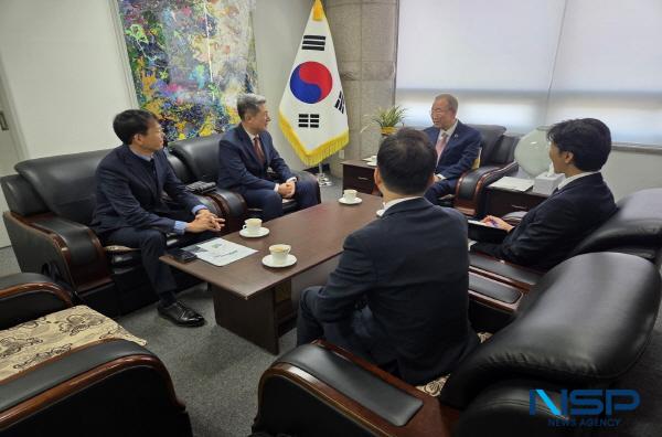 NSP통신-이강덕 포항시장은 지난 26일 대한민국 주도로 설립된 유일한 국제기구인 글로벌녹색성장기구(GGGI)를 방문해 반기문 의장, 김상협 사무총장을 만나 WGGF의 성공적 개최를 위한 의견을 청취하고 협력 방안을 논의했다. (사진 = 포항시)