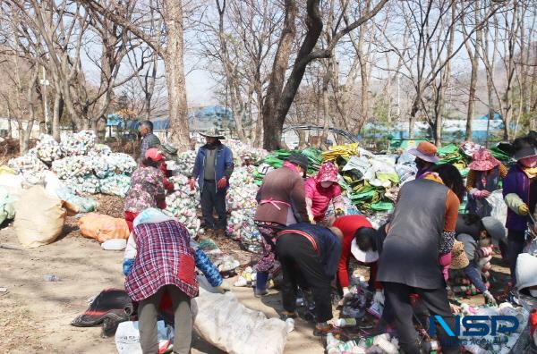 NSP통신-청송군은 2025년 환경분야 군정 목표로 안전한 환경, 안심되는 물 관리로 든든한 생활환경 조성을 설정하고 이에 따른 추진계획을 발표했다. 농폐기물 수거 모습 (사진 = 청송군)