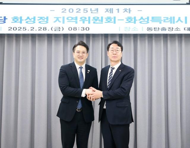 NSP통신-28일 전용기 국회의원(왼쪽)과 정명근 화성시장이 기념촬영을 하고 있다. (사진 = 화성시)