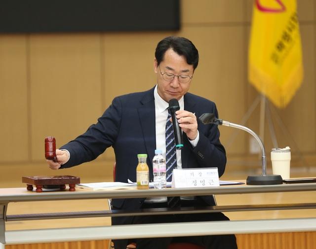 NSP통신-28일 화성시 자원봉사센터 이사장인 정명근 화성시장이 의사봉을 두드리고 있다. (사진 = 화성시)
