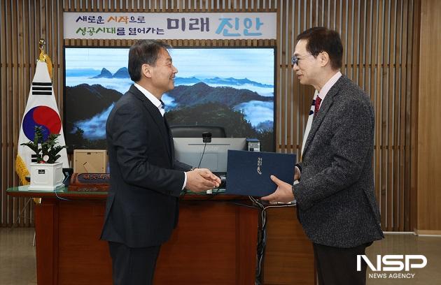 NSP통신-조백환 제5대 진안군의료원장(오른쪽)이 전춘성 군수로부터 임명장을 받고 있다. (사진 = 진안군)