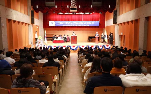 NSP통신-2025학년도 안양대학교 신입생 입학식 기념촬영 모습. (사진 = 안양대학교)