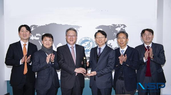 NSP통신-영진전문대학교가 한국에서 가장 존경받는 전문대학 1위에 14년 연속 선정된 가운데 2025년 한국에서 가장 존경받는 전문대학 인증패를 수여받았다. (사진 = 영진전문대학교)