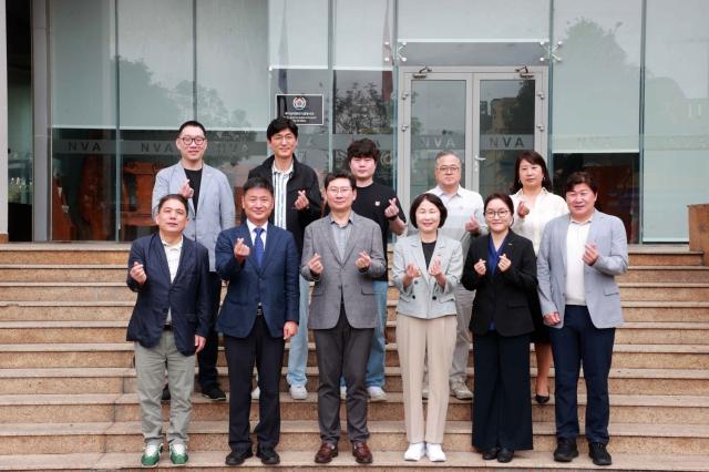 NSP통신-이상일 용인특례시장이 27일(현지시각) 다낭 총영사관을 방문해 강부성 다낭 총영사, 조주연 KOTRA 다낭무역관장, 송지영 영사 등을 만나 간담회 후 기념촬영을 하고 있다. (사진 = 용인특례시)