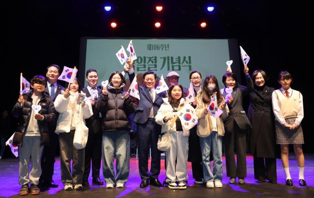 NSP통신-박승원 광명시장이 1일 오전 광명시민회관에서 열린 제106주년 3.1절 기념행사에서 광명시청소년재단 소속 청소년들과 만세삼창을 외치고 있다. (사진 = 광명시)