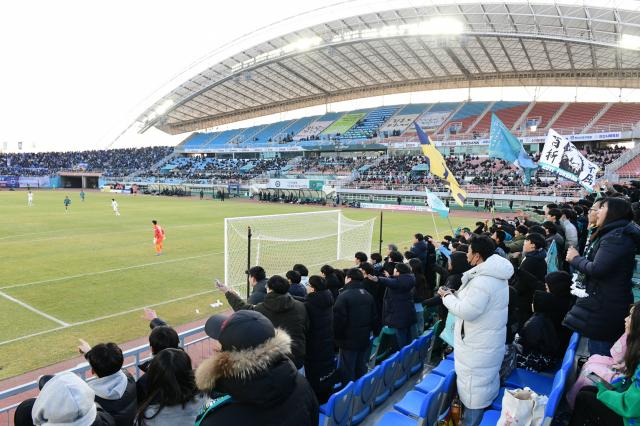 NSP통신-지난달 22일 와스타디움에서 열린 안산그리너스fc 홈개막전에서 열띤 응원이 펼쳐지고 있다. (사진 = 안산시)