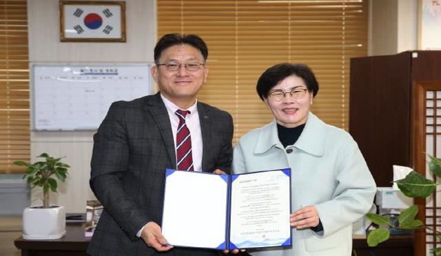 NSP통신-최우녕 경륜경주사업본부장(왼쪽)이 국민건강보험공단 광명지사장과 기념 촬영 하는 모습. (사진 = 국민체육진흥공단)