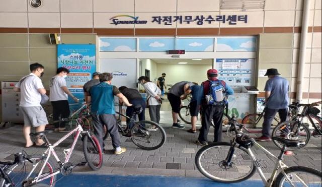 NSP통신-광명스피돔 자전거 무상 수리센터에 시민들이 자전거 수리를 위해 모여있는 모습. (사진 = 국민체육진흥공단)