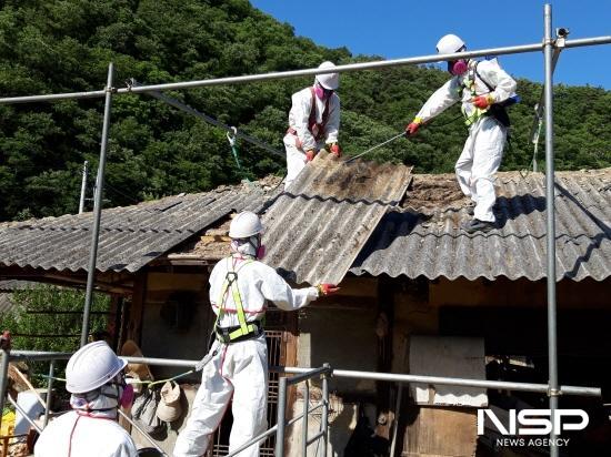 NSP통신-슬레이트 철거·처리 작업 (사진 = 광양시청)