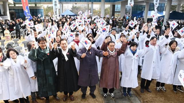 NSP통신-1일 제106주년 3·1절 기념행사에서 이재준 수원시장(앞 줄 왼쪽 세번째)과 시민들이 만세를 외치고 있다. (사진 = 수원시)