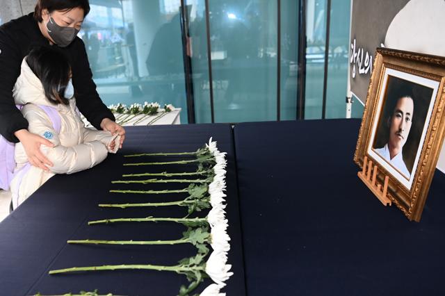 NSP통신-1일 수원박물관에 마련된 김세환 서거 80주기 헌화소에서 시민과 어린이가 헌화하고 있다. (사진 = 수원시)