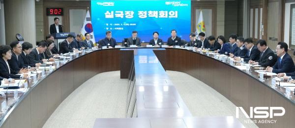 NSP통신-김영록 전라남도지사가 4일 오전 도청 서재필실에서 실국장 정책회의를 주재하고 있다. (사진 = 전남도)