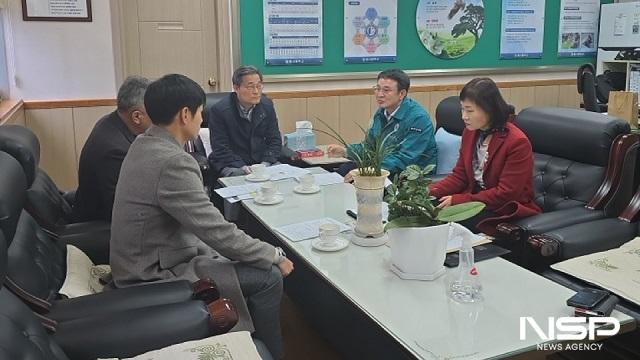 NSP통신-완주군의회 김재천 의원(오른쪽 두번째)이 완주 봉서중학교를 방문해 교육시설 현안을 점검하고 있다. (사진 = 완주군의회)
