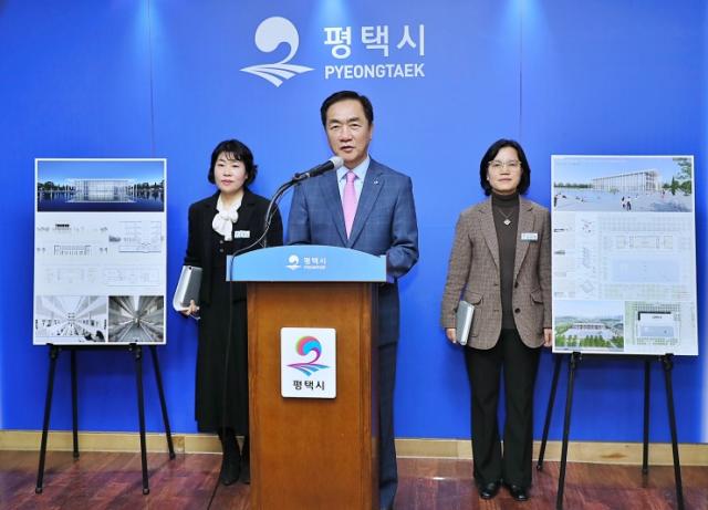 NSP통신-정장선 평택시장이 4일 시청에서 언론 브리핑(유튜브로 진행)을 통해 평택중앙도서관 국제설계공모의 최종 당선안을 발표하고 있다. (사진 = 평택시)