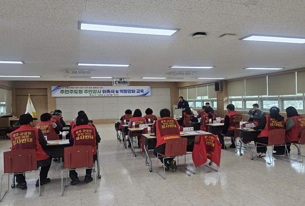 NSP통신-광주 전투비행장 이전 반대 홍보 주민강사 위촉식 및 역량강화 교육을 실시하고 있다. (사진 = 무안군)