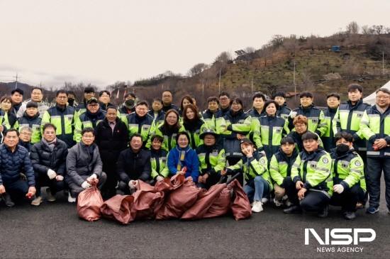 NSP통신-광양매화축제장 관광객 맞이 민·관 합동 환경정화 (사진 = 광양시청)