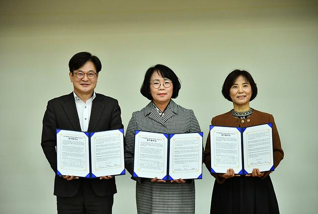NSP통신-김병수 김포시장이 대곶초 통학로 조성사업 협약을 체결한 모습. (사진 = 김포시)