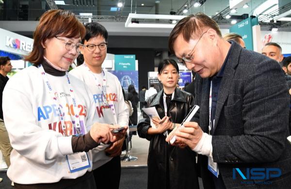 NSP통신-경상북도는 3일부터 오는 6일까지 스페인 바르셀로나에서 열리는 MWC 2025(Mobile World Congress 2025)에서 APEC 2025를 홍보한다. 경북 기업관 참관 모습 (사진 = 경상북도)