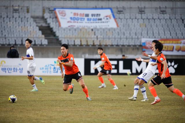 NSP통신-2일 화성FC와 충남아산FC가 경기를 하는 모습. (사진 = 화성시)