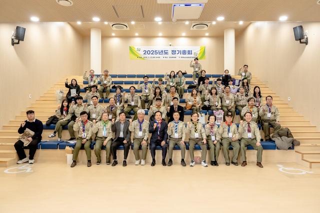 NSP통신-이권재 오산시장(오른쪽 여섯번째)과 한국스카우트 경기남부연맹 관계자들이 기념촬영을 하는 모습. (사진 = 오산시)