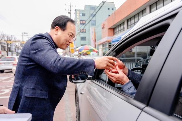 NSP통신-이권재 오산시장이 택시기사와 악수를 하는 모습. (사진 = 오산시)