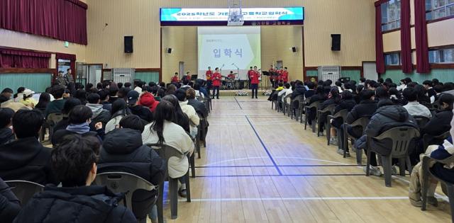 NSP통신-기린중·고등학교 입학식에서 3군단 군악대가 연주를 하고 있는 모습. (사진 = 강원도교육청)