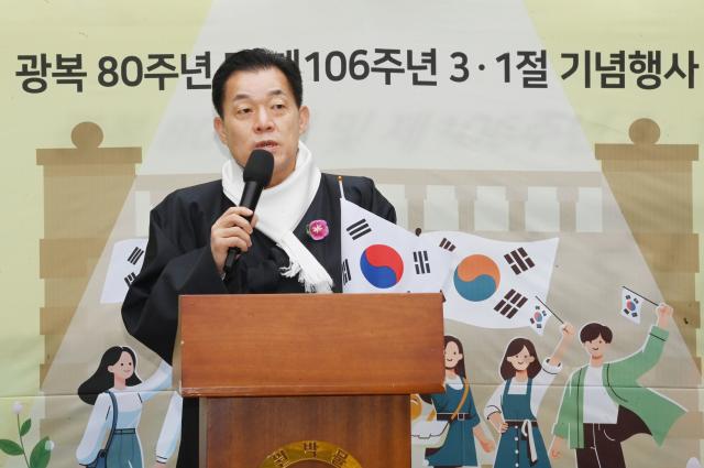 NSP통신-1일 수원박물관 중정에서 열린 제106주년 3·1절 기념행사에서 이재준 수원시장이 기념사를 하고 있다. (사진 = 수원시)