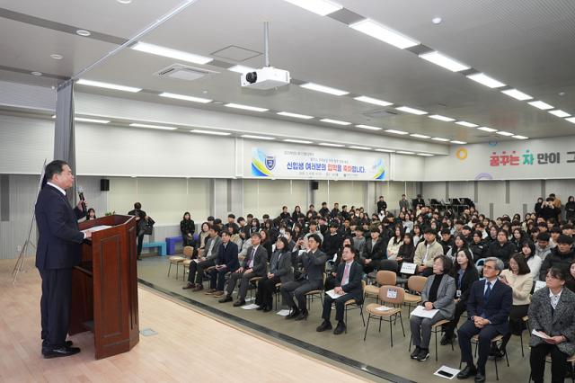 NSP통신-신경호 교육감이 강원생명과학고 입학식에서 인사말을 하고 있는 모습. (사진 = 강원도교육청)