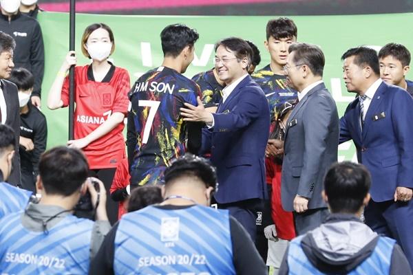 NSP통신-2022년 9월 23일 하나은행 초청 축구 국가대표팀 평가전(대한민국 vs. 코스타리카)에 앞서 이동환 고양시장이 손흥민 선수와 인사를 나누고 있다. (사진 = 고양시)