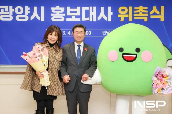 NSP통신-가수 서지오와 정인화 광양시장과 광양시 캐릭터 매돌이 홍보대사 재위촉 (사진 = 광양시청)