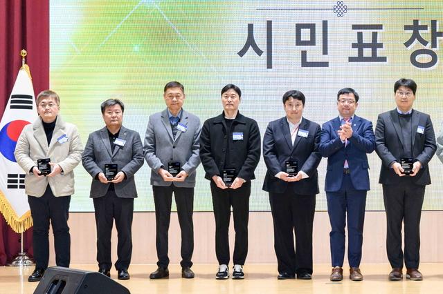 NSP통신-4일 김현수 수원시 제1부시장(오른쪽 두번째)과 성실납세자 인증패를 받은 법인 관계자들이 기념촬영을 하는 모습. (사진 = 수원시)