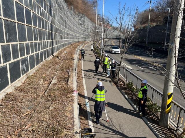 NSP통신-시흥시 해빙기 시설 집중점검 모습. (사진 = 시흥시)