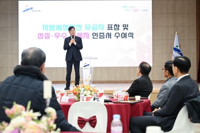 NSP통신-이민근 안산시장이 4일 시청 대회의실에서 납세자의 날을 기념해 진행한 성실·우수납세자 인증서 수여식에서 인사말을 하고 있다. (사진 = 안산시)
