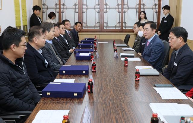 NSP통신-정장선 시장이 4일 시청 대외협력실에서 2025년 평택시 우수납세자 인증서 수여 후 우수납세자들과 담소를 나누고 있다. (사진 = 평택시)