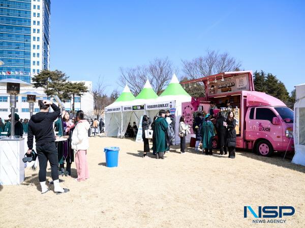 NSP통신-대구대 대학일자리플러스센터가 최근 경산캠퍼스 성산홀 앞 잔디광장에서 졸업생 응원 및 이벤트 및 취업 홍보 행사를 열었다. (사진 = 대구대학교)