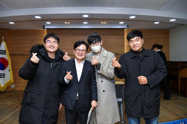 NSP통신-김병수 김포시장이 청년들의 의견을 청취하고 소통하고 있는 모습. (사진 = 김포시)