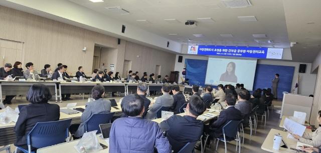 NSP통신-도현석 안성시아동보호전문기관 관장이 안성시 간부급 공무원 대상으로 아동권리교육을 하고 있다. (사진 = 안성시)
