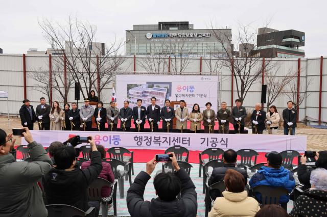 NSP통신-용이동 행정복지센터 기공식에 참석한 단체. (사진 = 평택시의회)