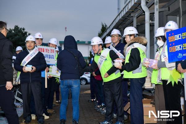 NSP통신-정기명 여수시장이 여천NCC 대정비 사업장에서 여수산단 출근길 안전 문화 캠페인을 펼치고 있다. (사진 = 여수시)