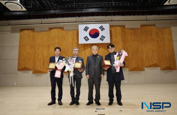 NSP통신-청도군은 지난 5일 국민체육센터 실내체육관에서 제59회 납세자의 날을 기념해 지방세를 성실하게 납부하고 건전한 지방재정 확충에 기여한 성실납세자를 선정하고 표창패를 수여했다. (사진 = 청도군)
