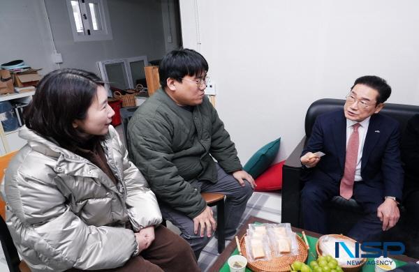 NSP통신-최기문 영천시장이 지난 5일 청년 창업 활성화를 위해 고경면 소재 청년 사업장 2곳을 방문해 현장 의견을 청취했다. (사진 = 영천시)