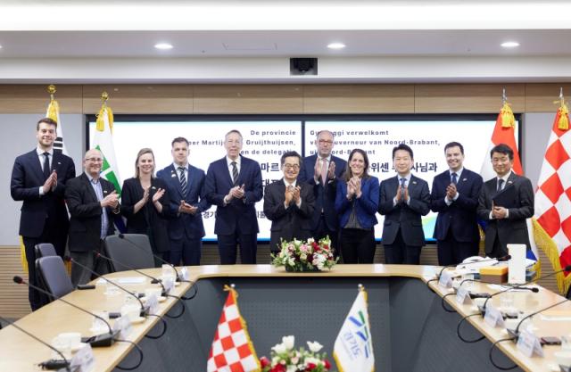 NSP통신-6일 오전 경기도청 서희홀에서 김동연 경기도지사가 마르테인 반 그뢰위트하위센(Martijn Van Gruijthuijsen) 노르트브라반트주 부지사(Vice governor)와 주한 네델란드 대사 등 주요인사들과 함께 기념촬영을 하고 있다. (사진 = 경기도)